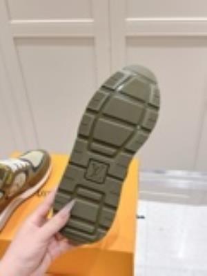wholesale quality men's louis vuitton run way sneakers model no. 812